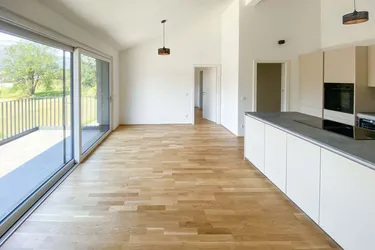 ERSTBEZUG: 3-Zimmer Dachgeschoss-Neubauwohnung mit Balkon und TG-Platz