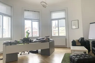 Repräsentativer Altbau (vermietet) für Investoren interessant!