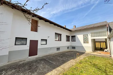 Klassisches Einfamilienhaus mit Nebengebäuden und Garten
