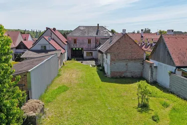 teilweise saniertes Einfamilienhaus mit traumhaftem Garten