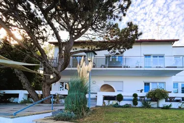 Dreifamilienhaus mit eigenem Seezugang in Leopoldsdorf bei Wien.