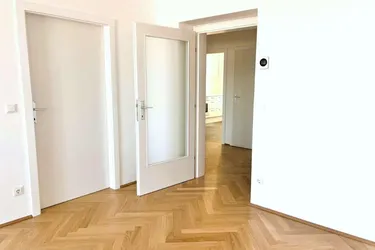 Sehr helle, sonnige Dachgeschoßwohnung mit Loggia und Terrasse - ERSTBEZUG nach Sanierung - PROVISIONSFREI
