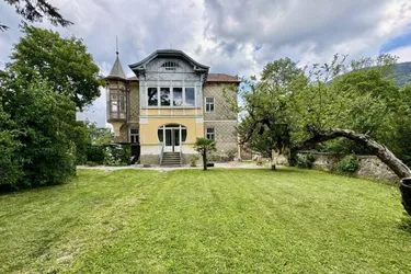 MÄRCHENHAFTE LANDHAUSVILLA MIT GROSSEM GRUND