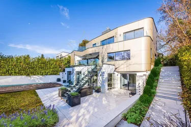 EXQUISITE HIGH-TECH FAMILY VILLA!