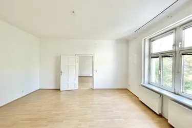 Brigittaplatz | Bezaubernde 2 Zimmer Altbau mit Potenzial &amp; Grünblick für unter € 4.000/m2