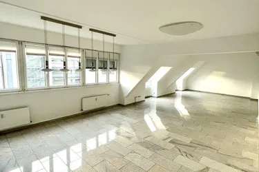 WOHNEN UND ARBEITEN! LICHTDURCHFLUTETE 7 ZIMMER WOHNUNG MIT DACHTERRASSE ZU VERMIETEN