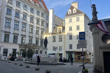 Altbaujuwel im Herzen des 1.Bezirkes, charmante 3 Zimmer 80 m² Wohnung, nahe dem idyllischen Franziskaner Platz !