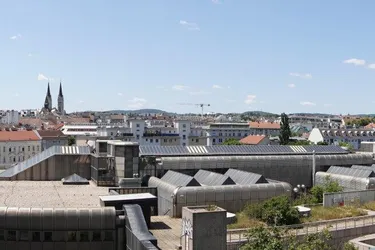 VIDEO: Sehr schöne, hochwertige 4-Zimmer-Balkon-Wohnung mit 2 Bädern und Panoramablick im Althanpark!