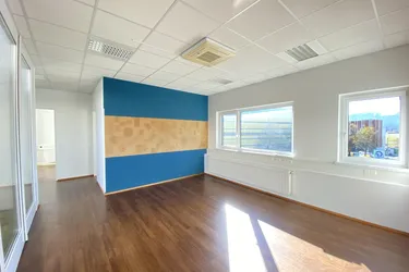 Moderne Bürofläche nahe Flughafen und Autobahn