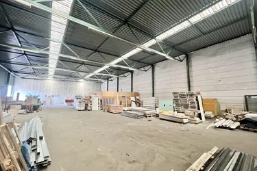 833 m² Halle (5,50m - 6m) / Werkstatt / Produktion / etc. inkl. 4 Stellplätzen, Gemeinschaftsräumen + Büro (44 m² oder 85 m² extra) zu mieten!