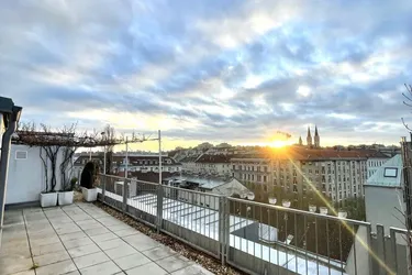 WOHNEN UND ARBEITEN! LICHTDURCHFLUTETE 7-ZIMMER-WOHNUNG MIT DACHTERRASSE ZU MIETEN!