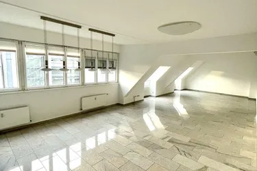 WOHNEN UND ARBEITEN! LICHTDURCHFLUTETE 7 ZIMMER BÜRO MIT DACHTERRASSE ZU VERMIETEN