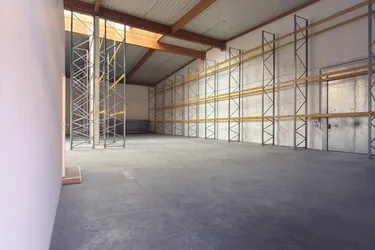 889 M² LAGERHALLE MIT MODERNEM KLIMABÜRO IN 1230 WIEN (TALPAGASSE 6, HALLE 7) – TOP LAGE BEI DER U6 &amp; AUTOBAHN!
