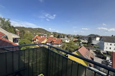2-Zimmer-Wohnung mit zwei Balkonen und Schlossberg-Blick
