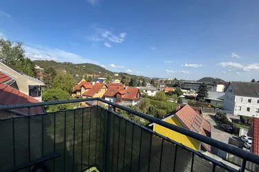 Vermietete 2-Zimmer-Wohnung mit zwei Balkonen und Schlossberg-Blick