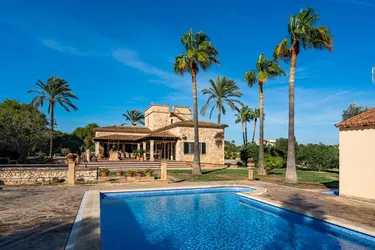 Eindrucksvolle Villa mit Privatsphäre bei Ses Salines mit Ferienvermietungslizenz