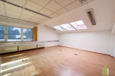 Attraktives Büro mit Archiv und Lagermöglichkeiten in Salzburg nähe Bergheim