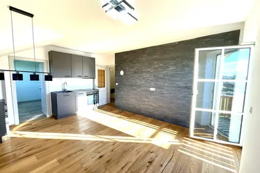TOP ANGEBOT! 2-Zi.-DG-Wohnung mit Balkon und Parkplatz