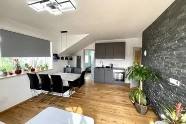 PREISREDUKTION! 2-Zi.-DG-Wohnung mit Balkon und Parkplatz