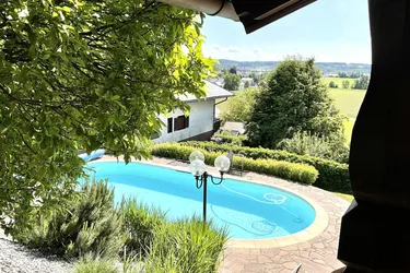 Edles Landhaus mit Pool am Waldrand in Hanglage mit Panoramablick
