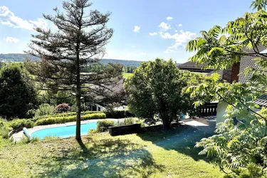 Edles Landhaus mit Pool am Waldrand in Hanglage mit Panoramablick
