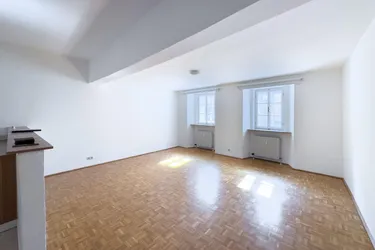 GROSSZÜGIGE 2-ZIMMER-ALTSTADT-WOHNUNG