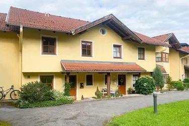 FAMILIENFREUNDLICHES REIHENHAUS AM GRÜNLAND