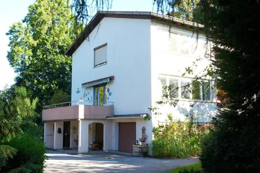 WOHNHAUS MIT GROSSZÜGIGER PARKLANDSCHAFT!