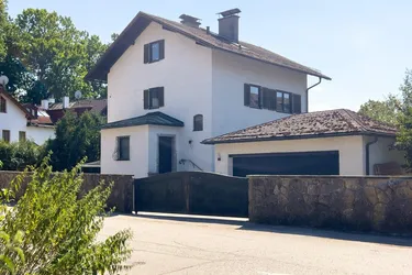 SANIERUNGSBEDÜRFTIGES EINFAMILIENHAUS IN VILLENLAGE!