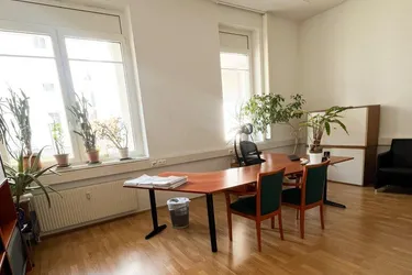 Moderne Büro/Praxis in Linz: 83 m², 4 Zimmer, EG, Hauptmietzins 9 €/m²!
