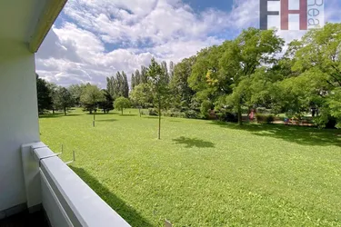 Gepflegte 2 Zimmer Wohnung mit Loggia und herrlichem Grünblick!