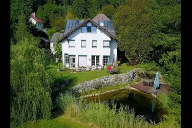 Architektenhaus mit Schwimmteich in bester Purkersdorfer Lage!