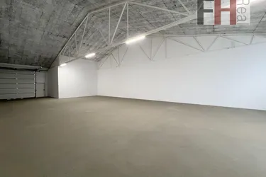 220m² große Lagerhalle, Raumhöhe 4m, großes elektrisches Einfahrtstor, am Ortsrand von Gablitz!
