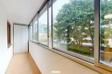 Innenhofseitige 2-Zimmer-Wohnung mit verglaster Loggia in U6-Nähe!