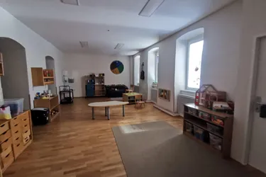 Gesamtes Haus - Komplett adaptiertes rd. 765 m2 Objekt für Kindergarten-Gruppen / Kinder-Tagesstätte / Praxisgemeinschaft