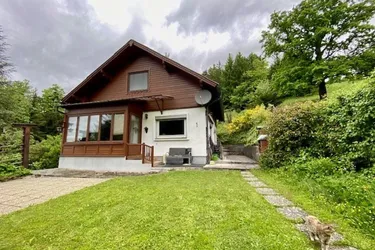 Einfamilienhaus auf 2815 m2 Grund, indyllisch gelegen mit herrlichem Fernblick: Wohnebene + Dachboden, Kellerhaus, Garage, Erd-Weinkeller, Schrägaufzug, am Ortsrand Kirchstetten, Nähe A1 + Westbahn, ca. 50 min. nach Wien!