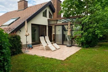 Herrliche Grünruhelage am Ortsrand von Kritzendorf: charmantes Einfamilienhaus - großer Hanggarten, Südterrasse, Glasveranda mit offenem Kamin, Sauna + Carport!