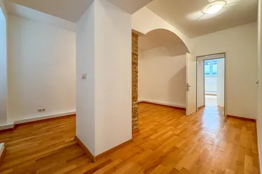 Vielseitiges Geschäftslokal im Souterrain Nähe Zentaplatz – Ideal für Büro, Atelier oder Studio