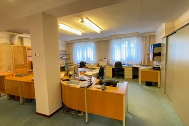 Modernes Büro/Praxis mit zwei Straßen-Eingängen in Top-Lage mit Garage und Aufzug! Das Büro bietet hervorragende Möglichkeiten zur individuellen Gestaltung!