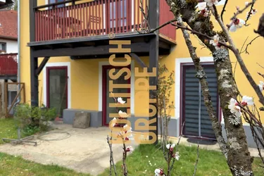 Ländlich wohnen und dennoch zentral – Große 2-Zimmer-Mietwohnung mit Garten und Autoabstellplatz.