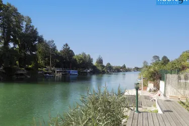 Moderner Sommer-Badebungalow mit direktem Wasserzugang auf Pachtgrund