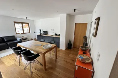 Sonnige Dachterrasse trifft modernes Wohngefühl