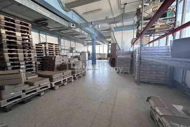 Attraktives (Gewerbe-)Lager mit Lastenlift, Büro und Parkplätze (OG, 234qm)