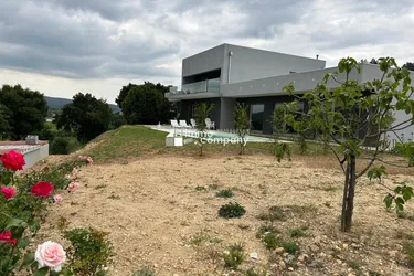 Traumvilla in Castelo de Paiva: Neuwertig, 600m², 5 Zimmer – Ihr neues Zuhause für 1,2 Mio. €!