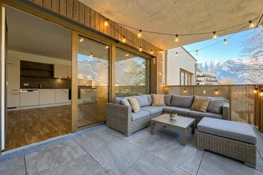 Edle Wohnung mit großer Terrasse und Bergblick