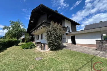 Großes, solides Wohnhaus mit Garage in Landskron