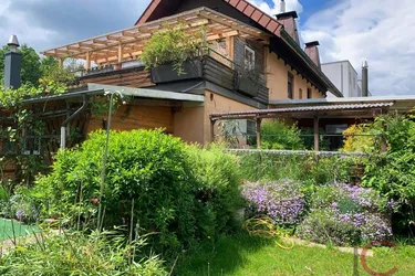 Großes Wohnhaus mit vielseitigen Nutzungsmöglichkeiten in begehrter Lage