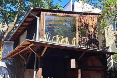 Hofgebäude mit Zufahrt in Toplage am Lend