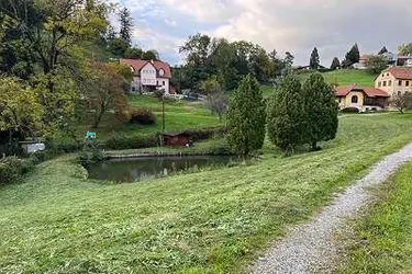 * Landwirtschaftsflächen mit Fischteich in perfekter Lage *