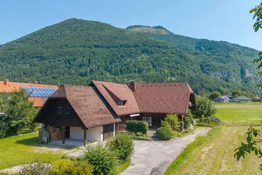 SONNIG WOHNEN im HOLZBLOCKHAUS mit schönen AUSBLICKEN - GROSSES BAUGRUNDSTÜCK am Ortsrand!